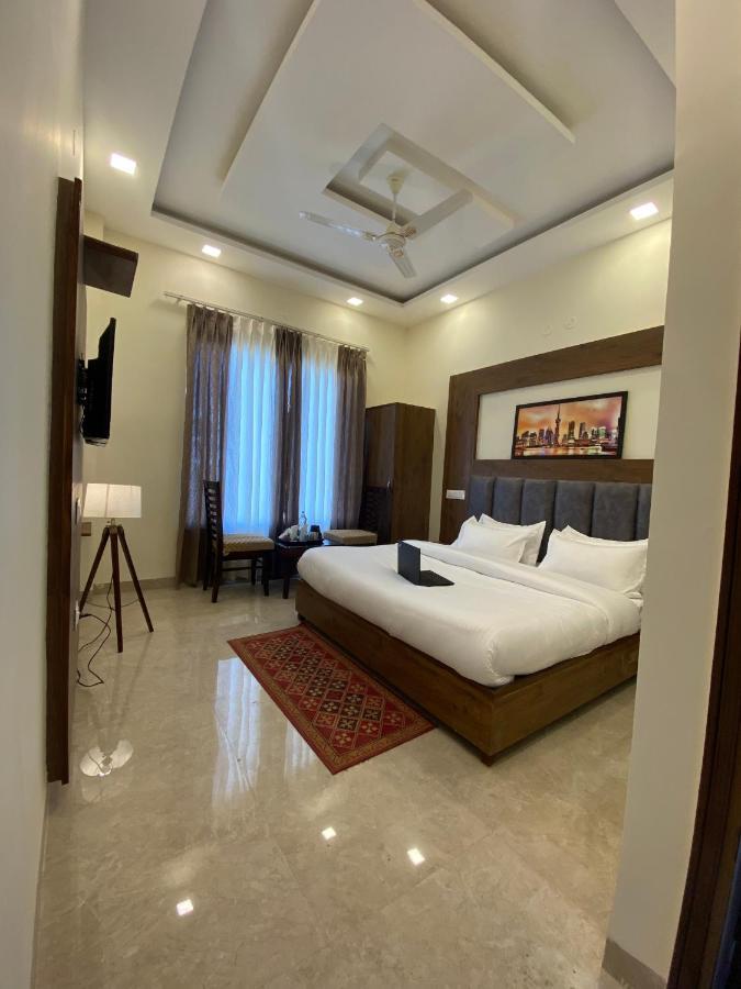 Hotel Woodlark Zirakpur - A Peaceful Stay Екстериор снимка