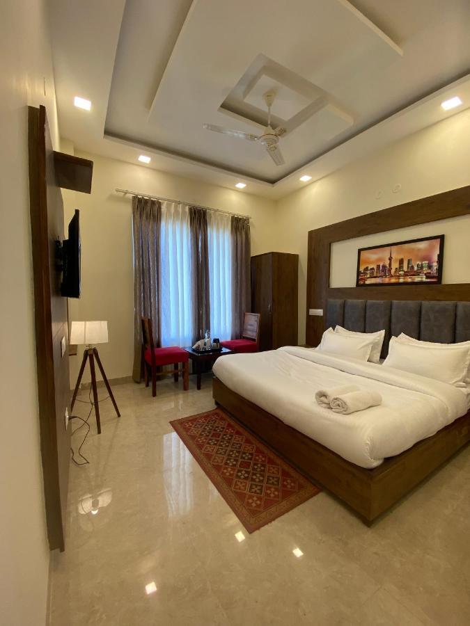 Hotel Woodlark Zirakpur - A Peaceful Stay Екстериор снимка