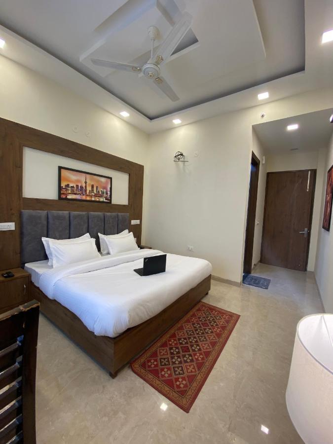 Hotel Woodlark Zirakpur - A Peaceful Stay Екстериор снимка
