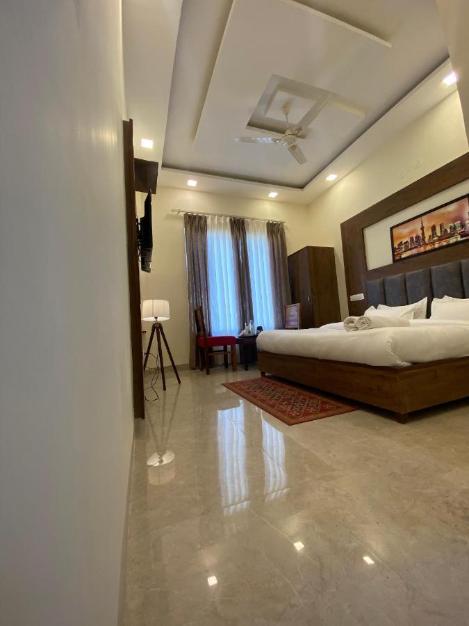 Hotel Woodlark Zirakpur - A Peaceful Stay Екстериор снимка