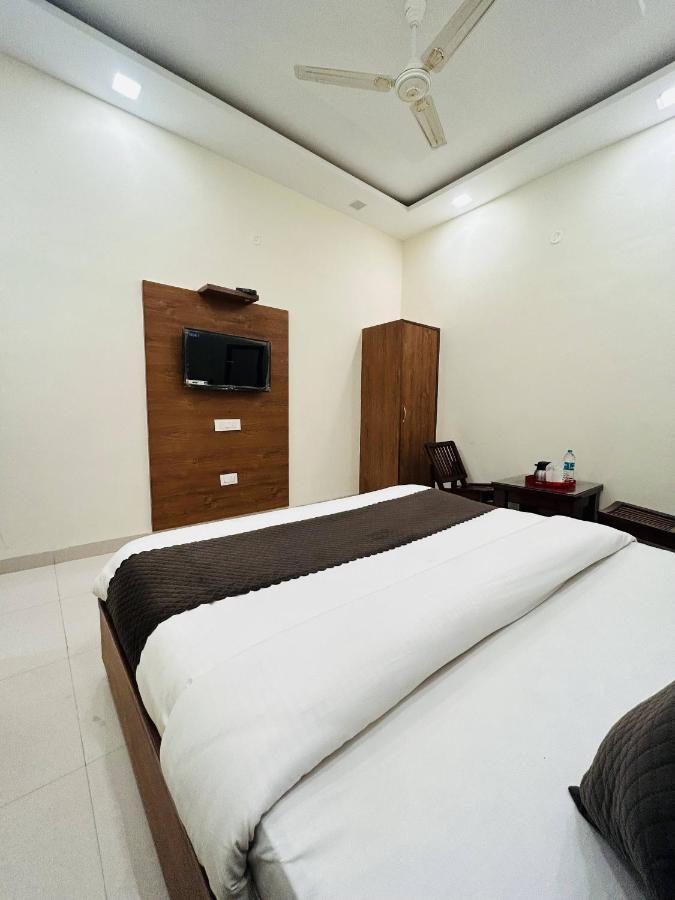Hotel Woodlark Zirakpur - A Peaceful Stay Екстериор снимка
