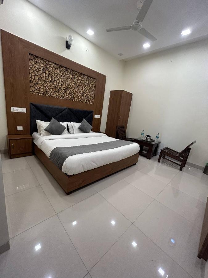 Hotel Woodlark Zirakpur - A Peaceful Stay Екстериор снимка